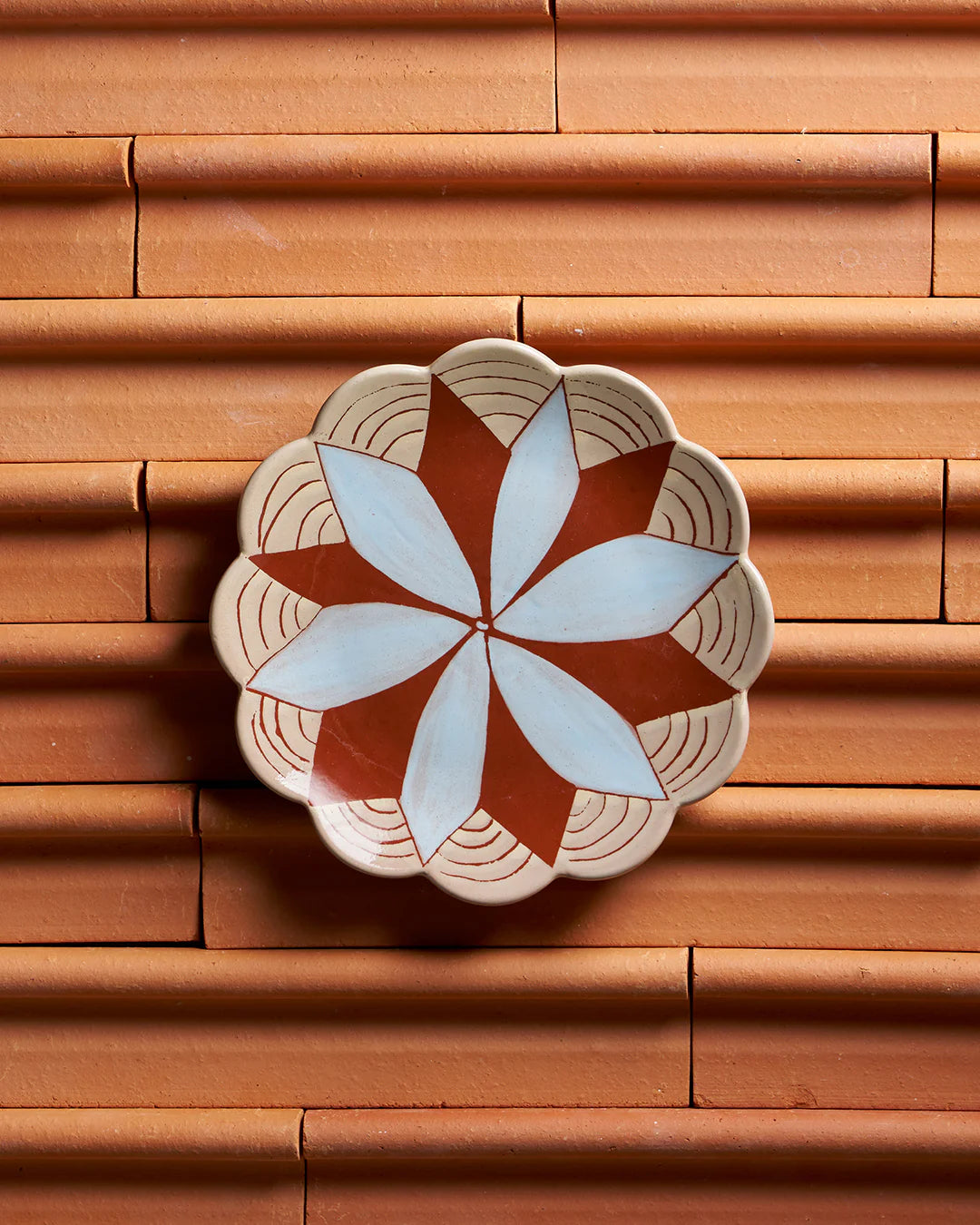 June's Daisy Plate in Geo